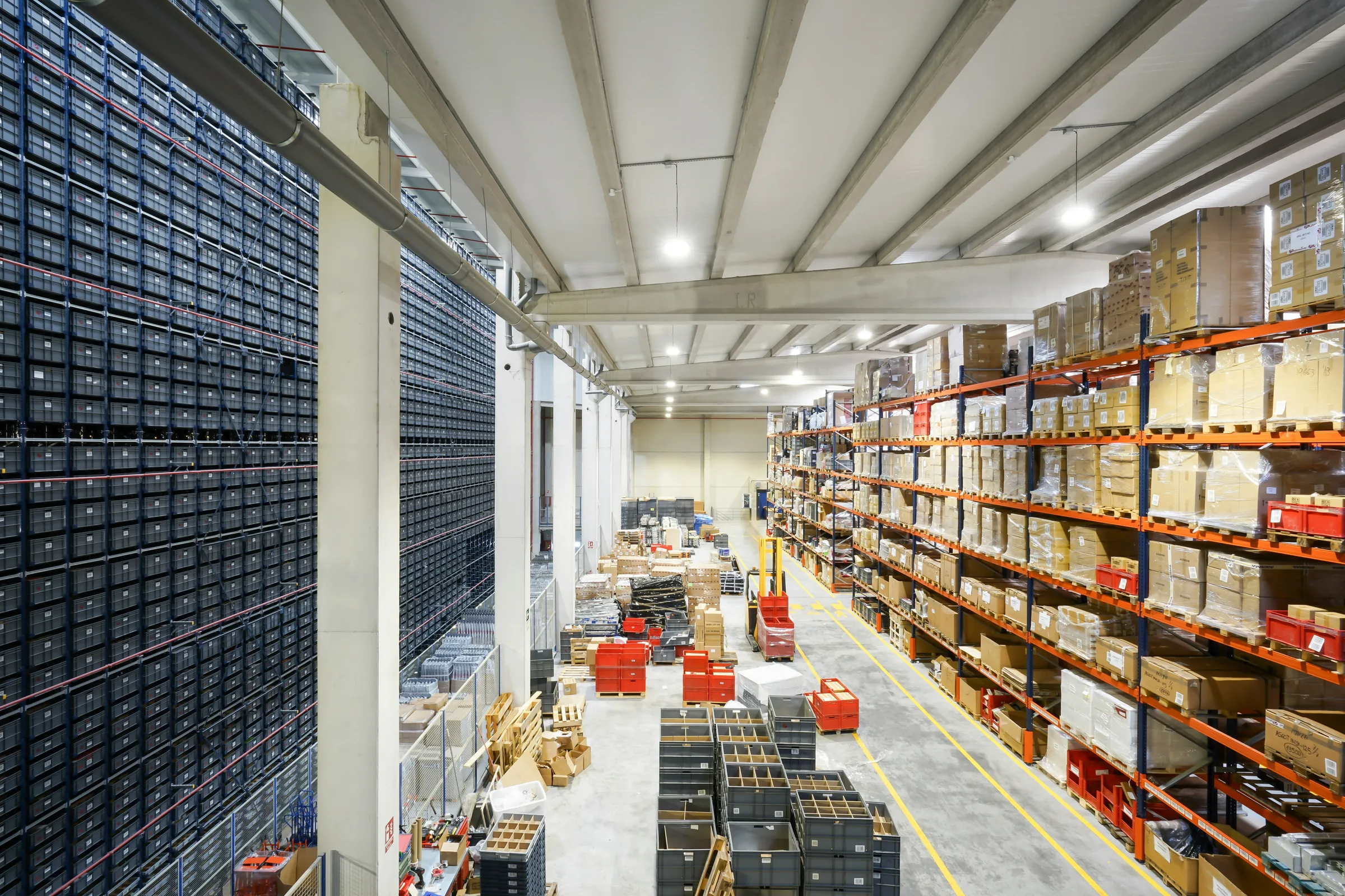 Medewerker tussen goederen in een magazijn binnen de internationale toeleveringsketen