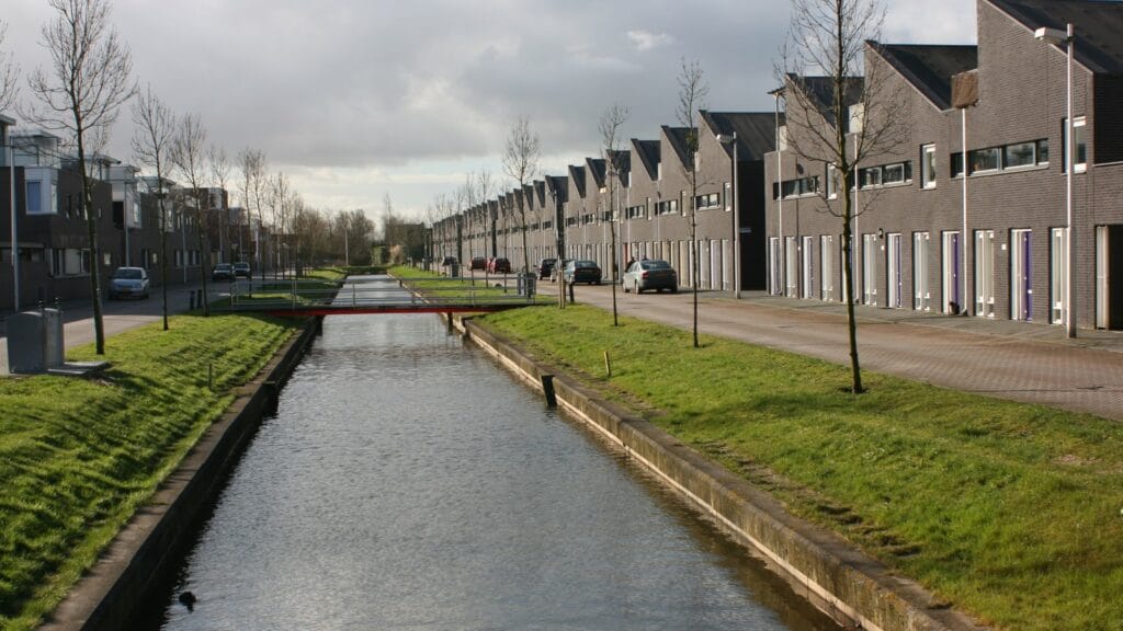 Nederlandse woonwijk met rijen woningen langs een watergang, Langerak in Utrecht