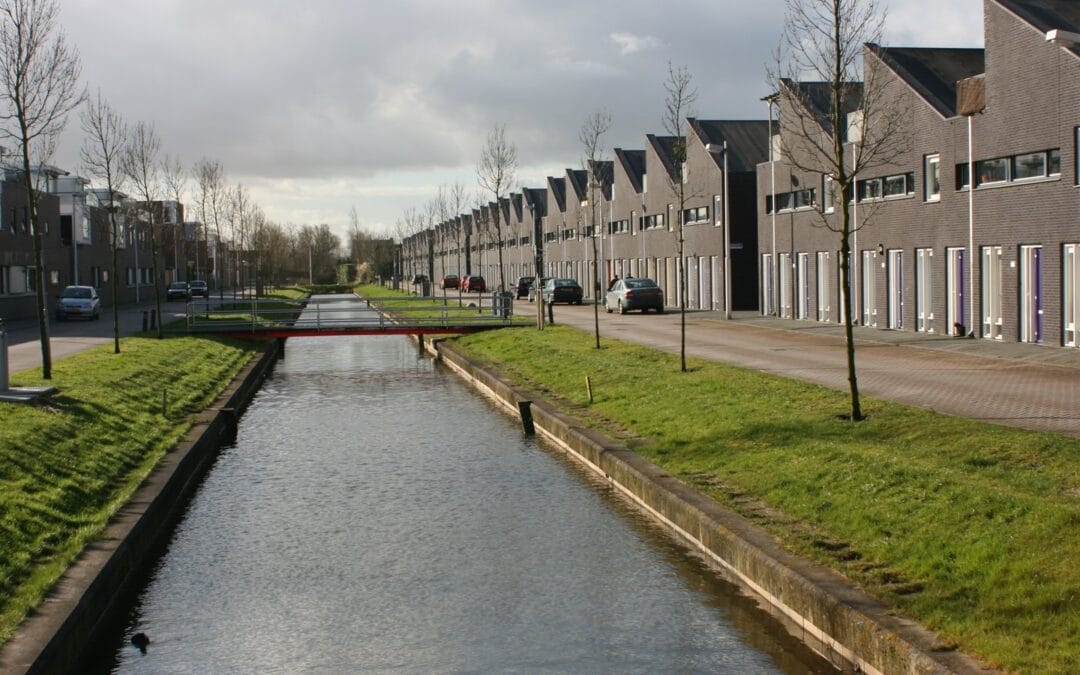 Nederlandse woonwijk met rijen woningen langs een watergang, Langerak in Utrecht