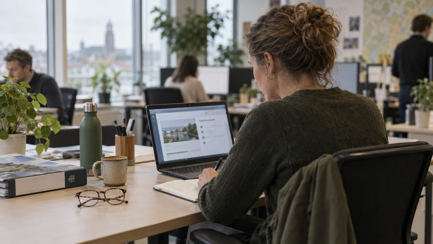 Gemeentelijke medewerker volgt een online leermodule aan haar werkplek